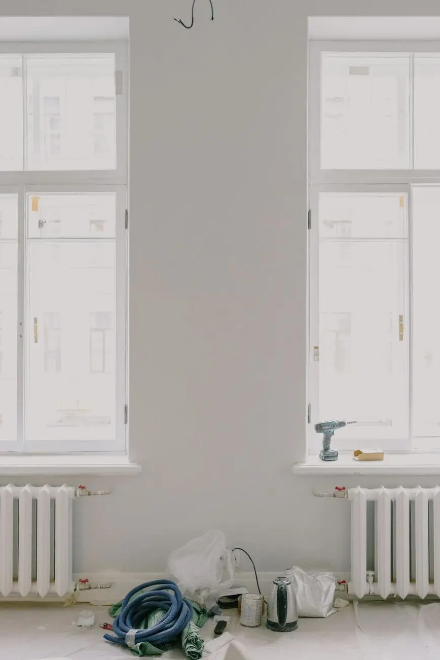示意图:装修中的房间与新装的窗户(图库照片,摄影 Ksenia Chernaya / Pexels 授权,资料图,与本案无关)