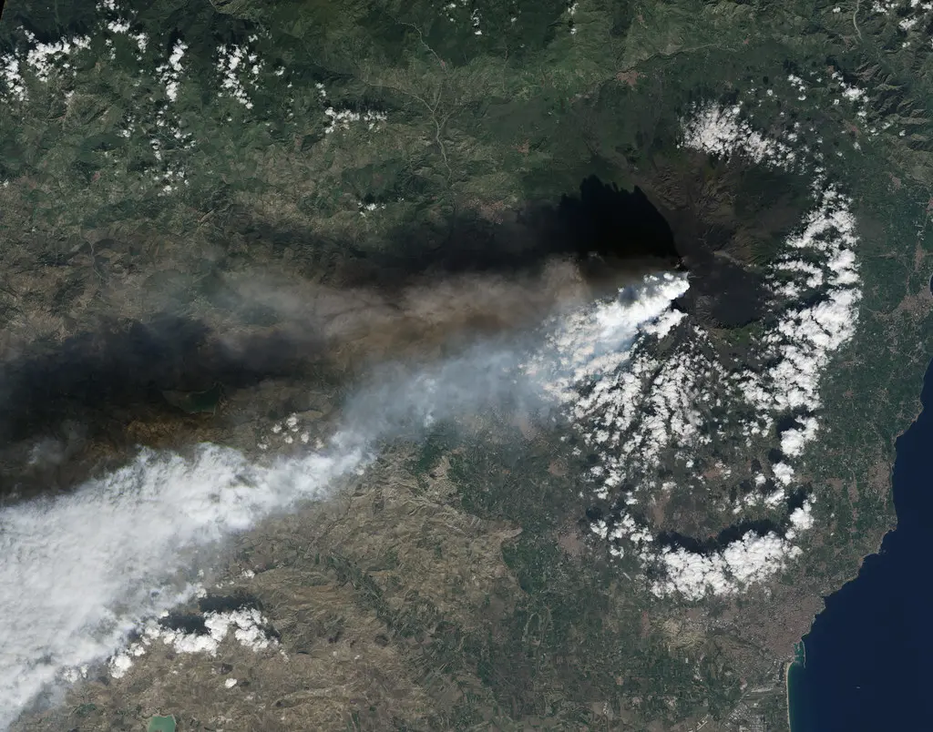 资料图:2013 年卫星拍摄的埃特纳火山喷发烟柱(图:NASA Goddard Photo and Video / CC BY 2.0,非本次喷发)