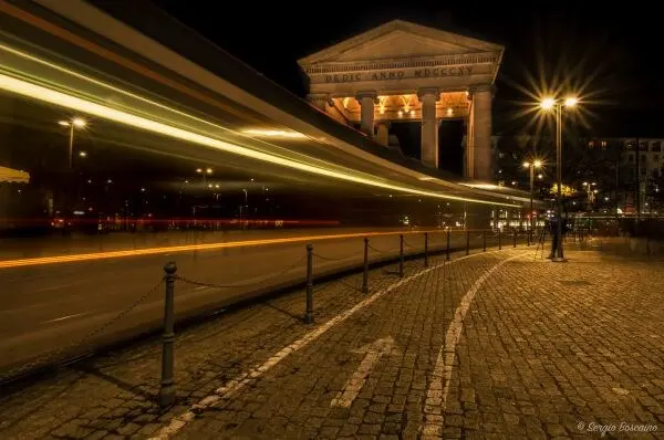 资料图:米兰提契内塞城门(Porta Ticinese)夜景,游行出发地所在的提契内塞街区(图:serbosca / CC BY 2.0,经 Openverse,非本次游行现场)