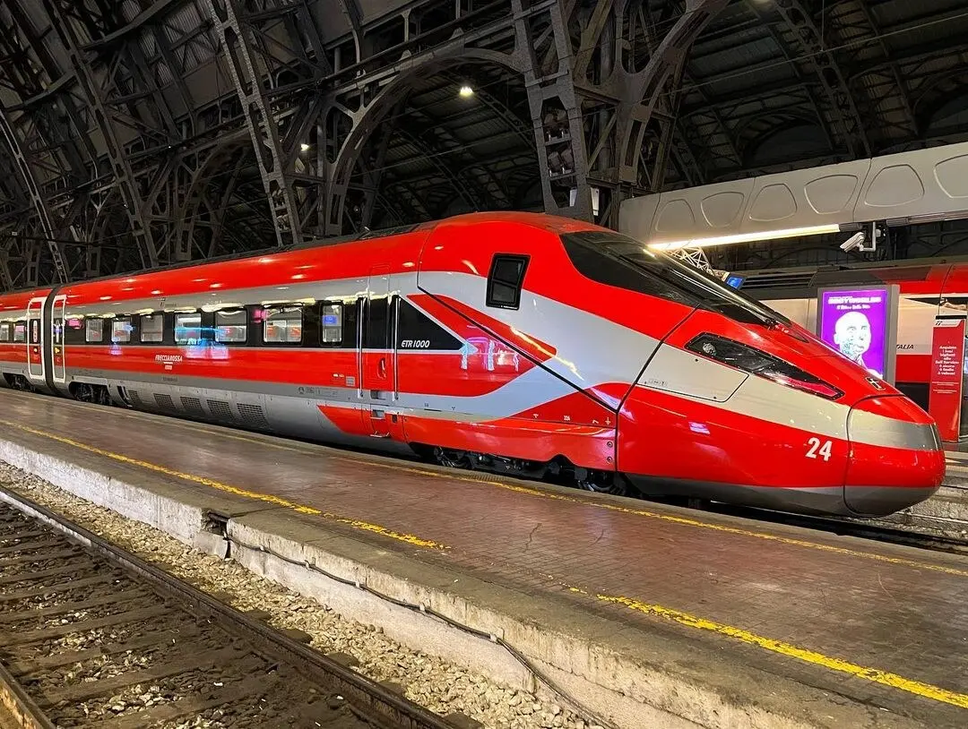 资料图:停靠在米兰中央车站的 Frecciarossa 1000 高速列车(图:Gisorr650 / CC BY-SA 4.0,经 Wikimedia Commons)