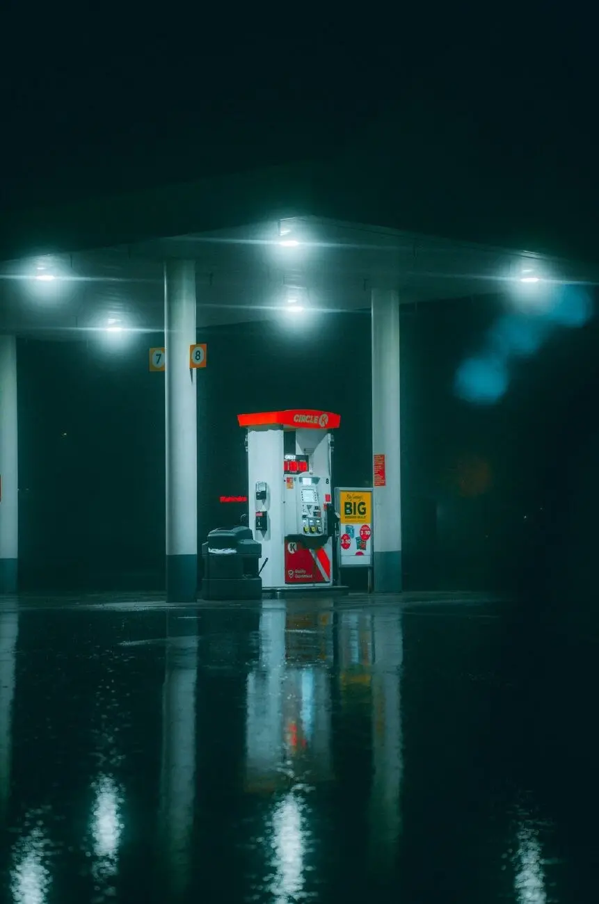 示意图:雨夜里的加油站(图库照片;摄影 Kamshotthat / Pexels 授权,资料图,非 Ip 或 Eni 站点)