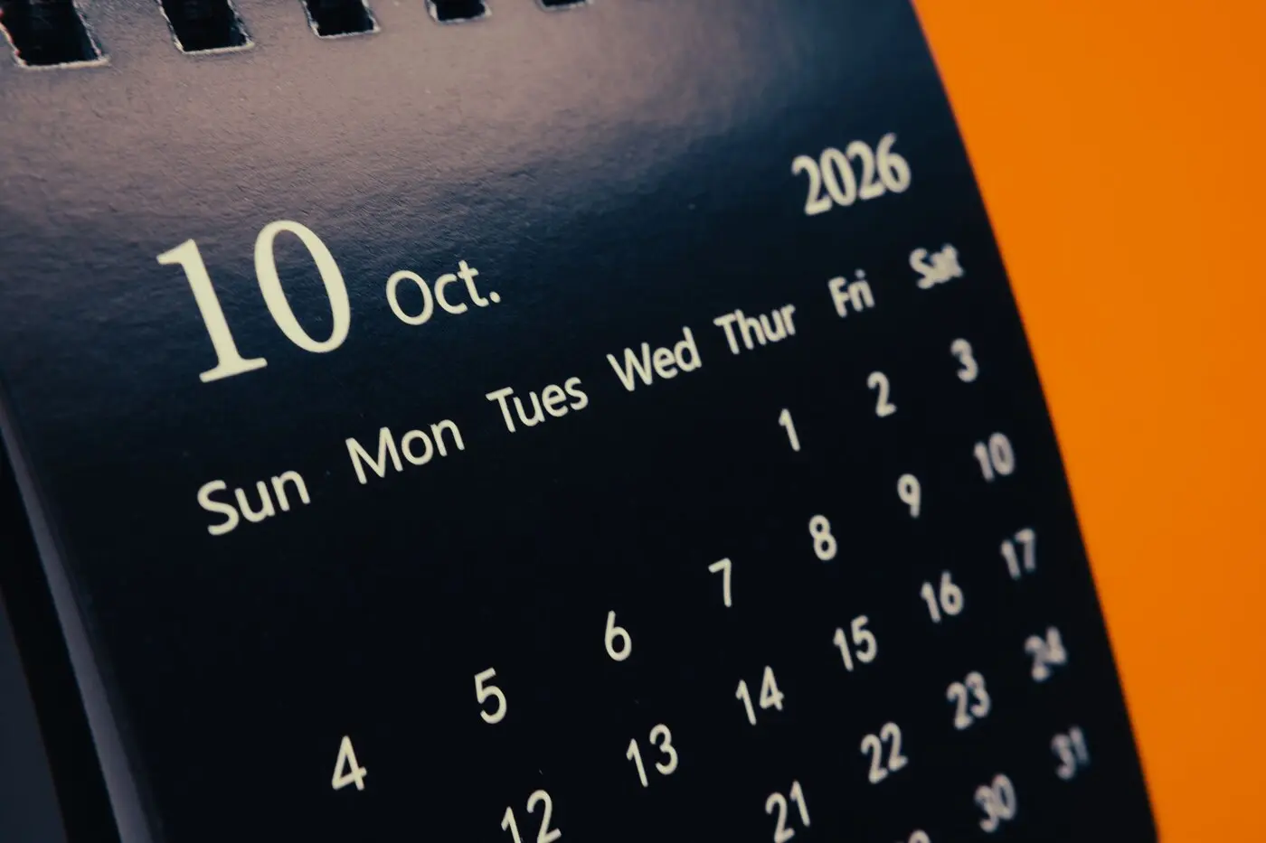 示意图:2026 年 10 月的台历,10 月 4 日落在周日(图库照片;摄影 Steppe Walker / Pexels 授权,资料图)