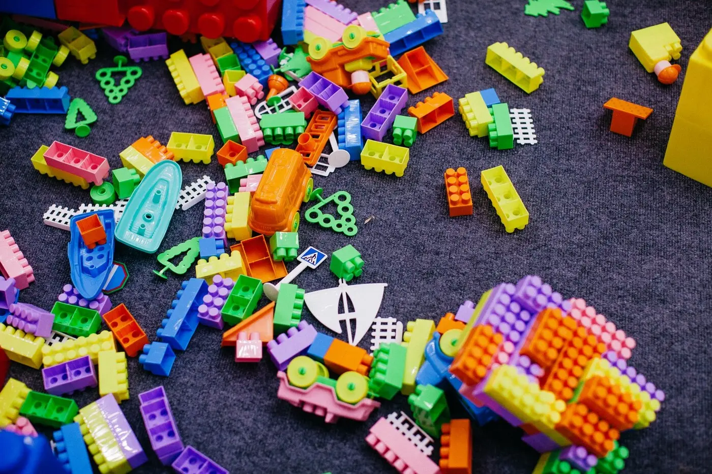 示意图:散落的塑料积木玩具(图库照片;摄影 Polesie Toys / Pexels 授权,资料图,与本案查扣商品和涉事商店无关)