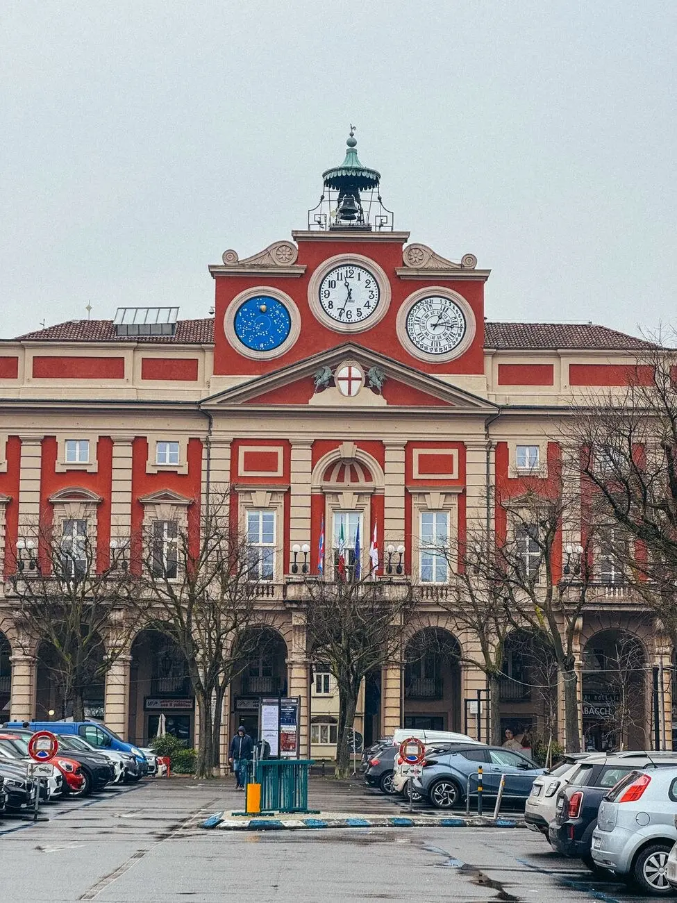 资料图:意大利北部城市亚历山德里亚(Alessandria)的市政厅「红宫」,该市与所在省政府均在 AdeR 名单上(图库照片,摄影 Gaetan THURIN / Pexels 授权)