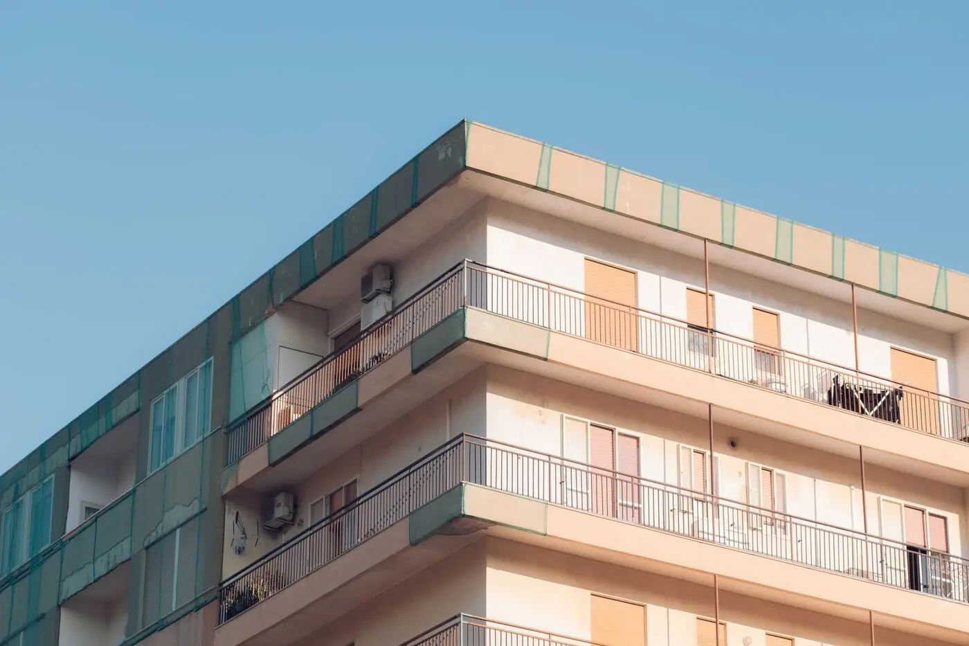 示意图：意大利一栋带阳台的普通住宅楼（图库照片，摄于西西里 Avola，非普拉托实景；摄影 Carla Canepa / Pexels 授权，资料图）