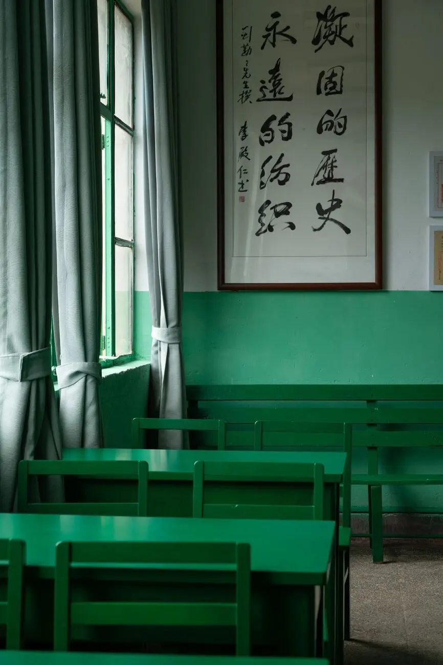 示意图:墙上挂着书法作品的空教室(图库照片,与本调查无关;摄影 光旭 杨 / Pexels 授权,资料图)