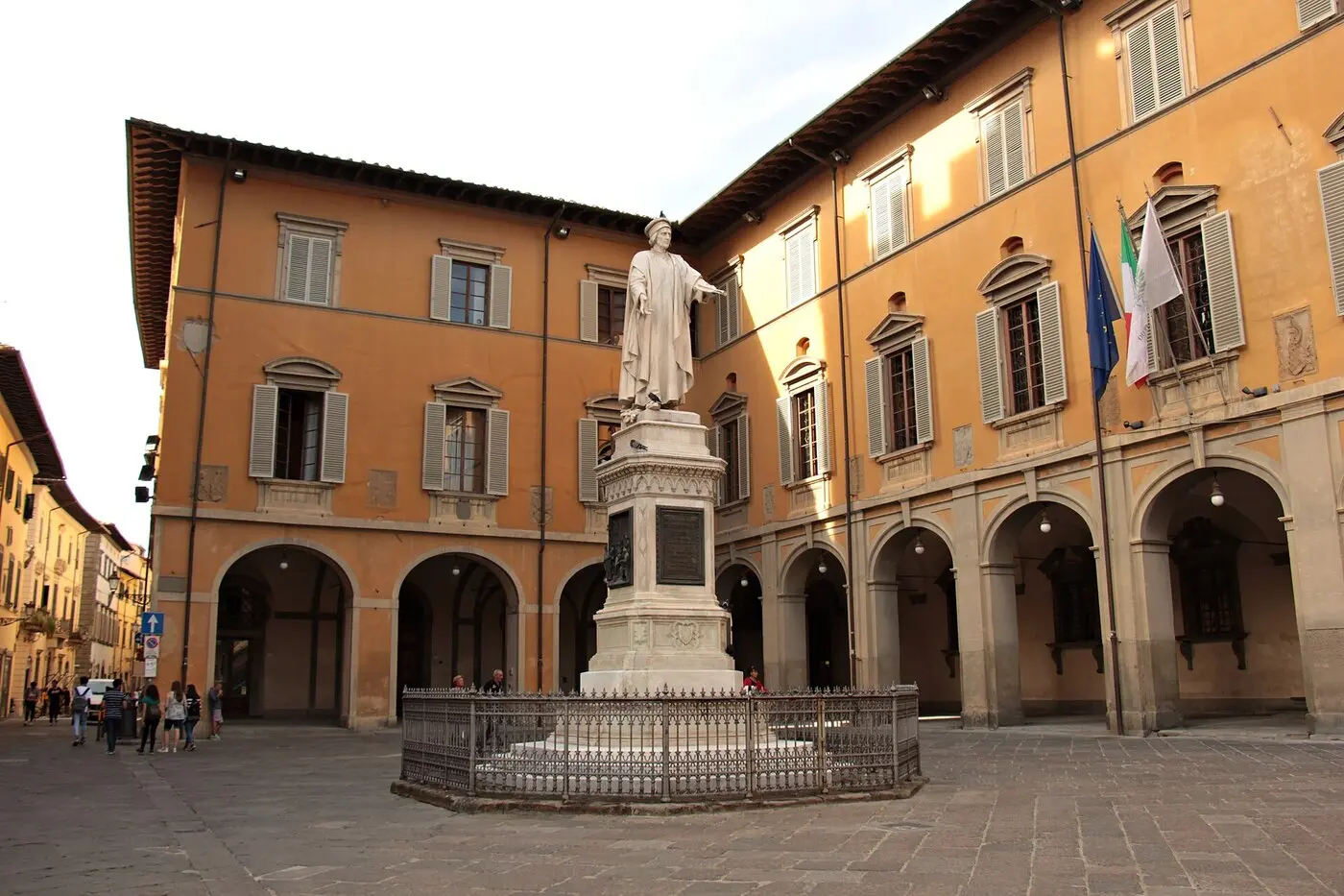 资料图:普拉托市政厅所在的 Piazza del Comune(摄于 2019 年 9 月;图:Simo13u / CC BY-SA 4.0,维基共享资源)