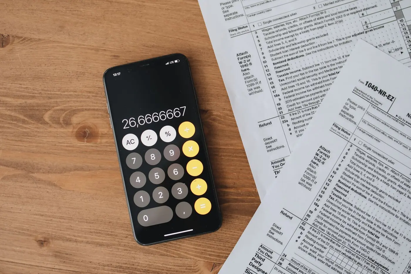 示意图:计算器与税表(图:Polina Tankilevitch / Pexels,图库照片,资料图,图中为通用表格,并非意大利 730 表)