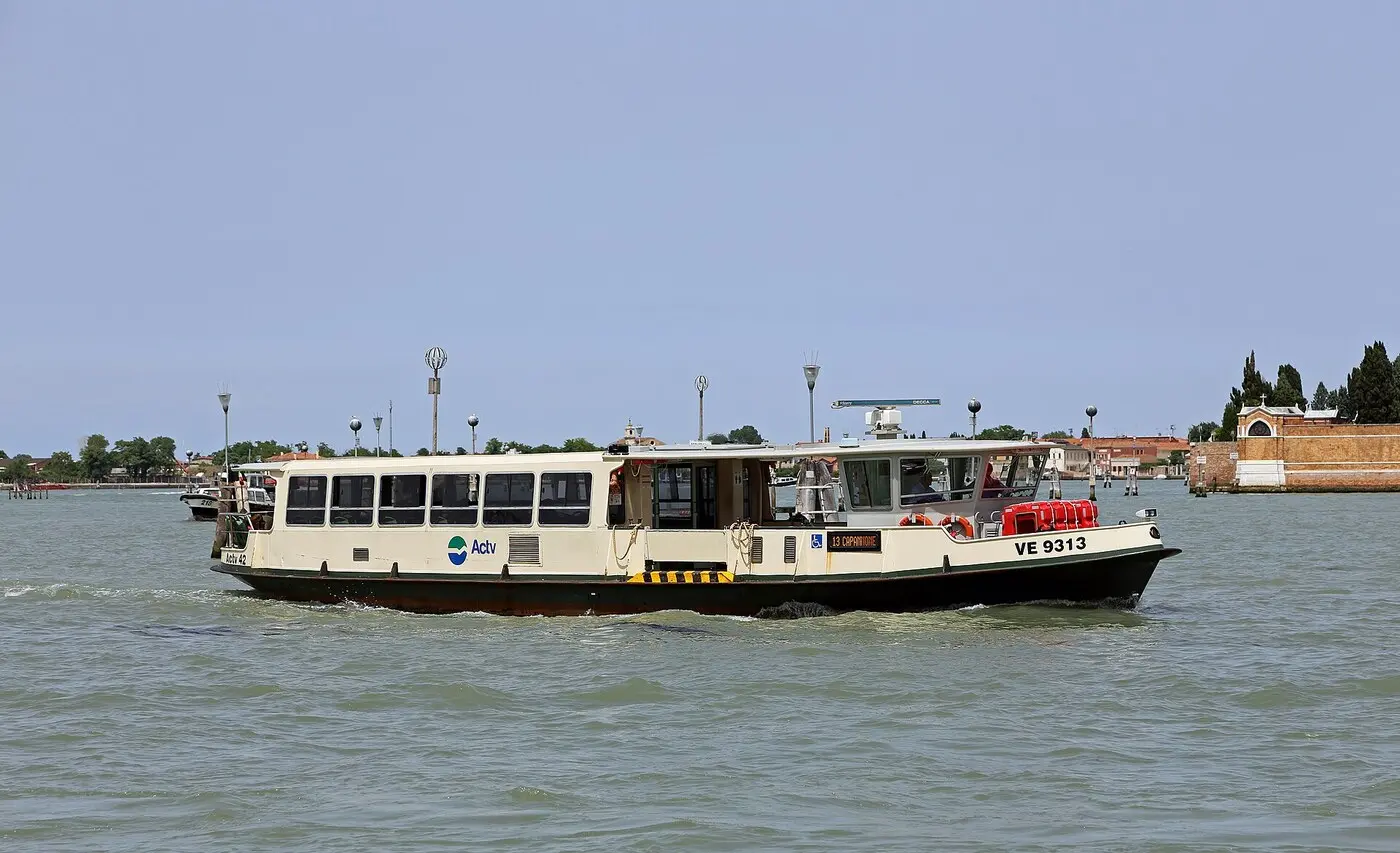 威尼斯潟湖上行驶的一艘 Actv 水上巴士,2014 年 5 月拍摄(图:Marc Ryckaert / CC BY 3.0,资料图)