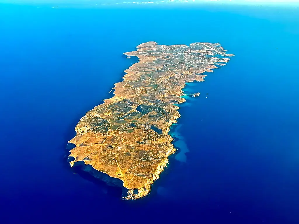 从空中俯瞰兰佩杜萨岛全貌，拍摄日期不详（图：lucasiragusa / CC BY 2.0，资料图，非纪念活动现场）
