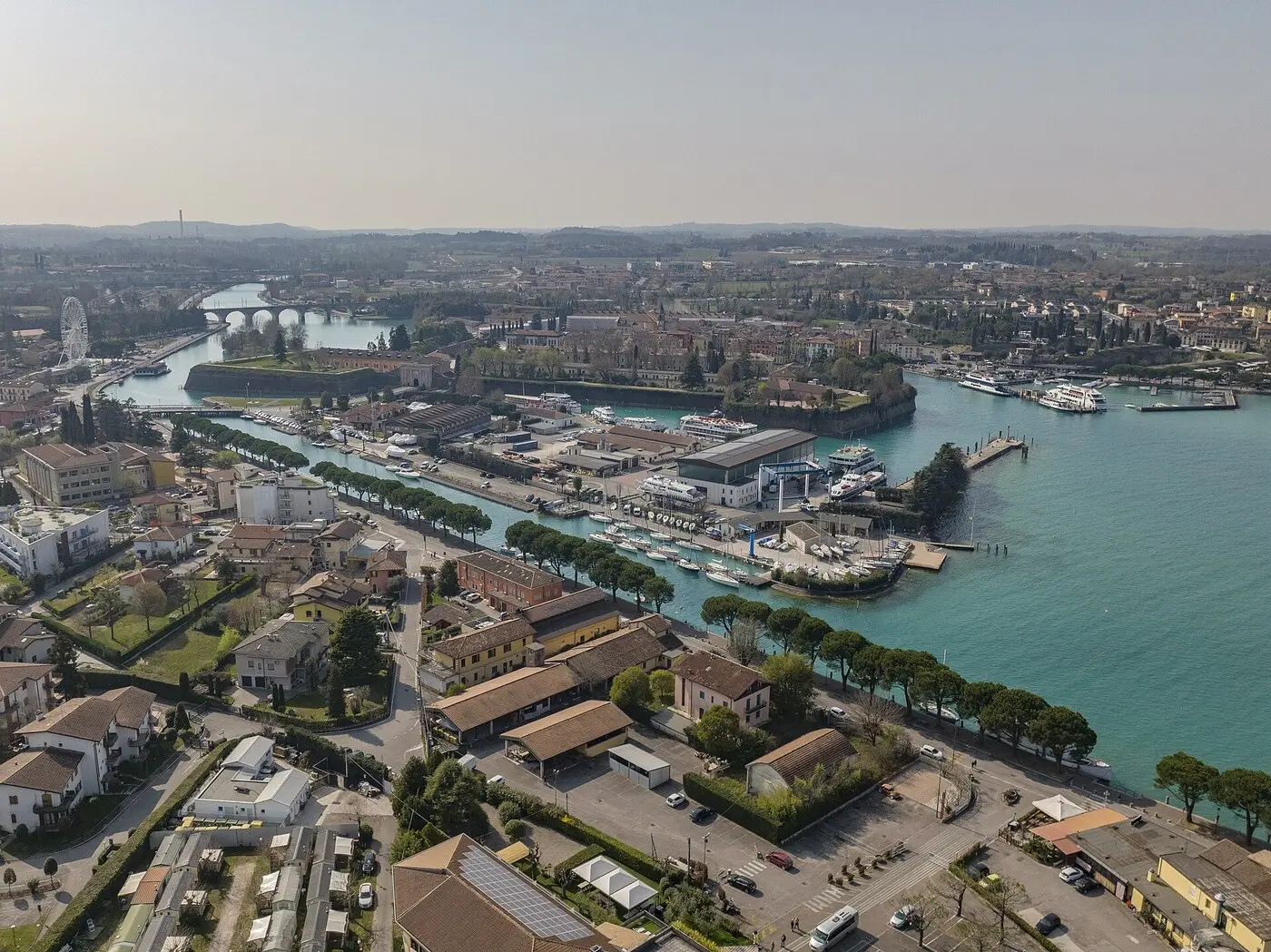 资料图：Peschiera del Garda 城区与加尔达湖航拍，2022 年 3 月拍摄，非火灾现场（图：Arne Müseler / CC BY-SA 3.0 de，Wikimedia Commons）