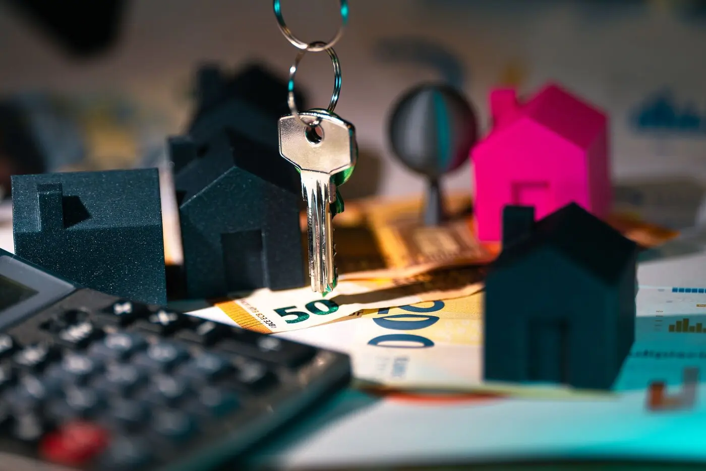 示意图:房屋模型、钥匙与欧元纸币(图库照片:Jakub Zerdzicki / Pexels,资料图)