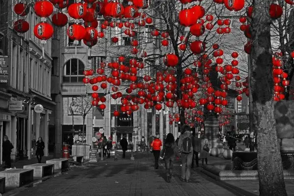 资料图:英国曼彻斯特 St Annes 广场为中国新年挂起的红灯笼,2014 年 1 月拍摄,非雷焦艾米利亚现场(图:Gidzy / CC BY 2.0)