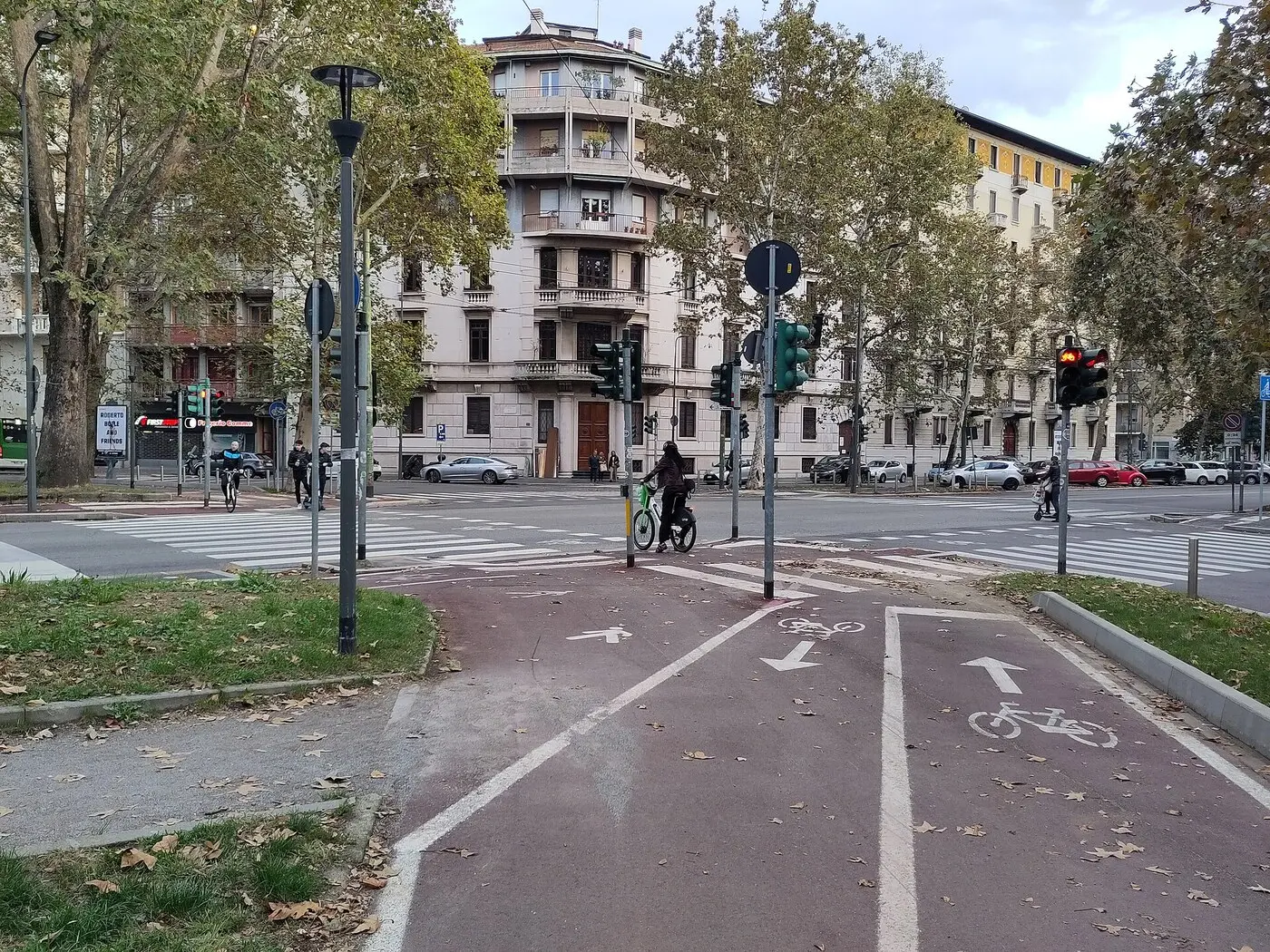 资料图：米兰苏萨广场（Piazzale Susa）一处自行车道与过街带（图：Marcuscalabresus / CC BY-SA 4.0，Wikimedia Commons，2023 年 10 月摄）