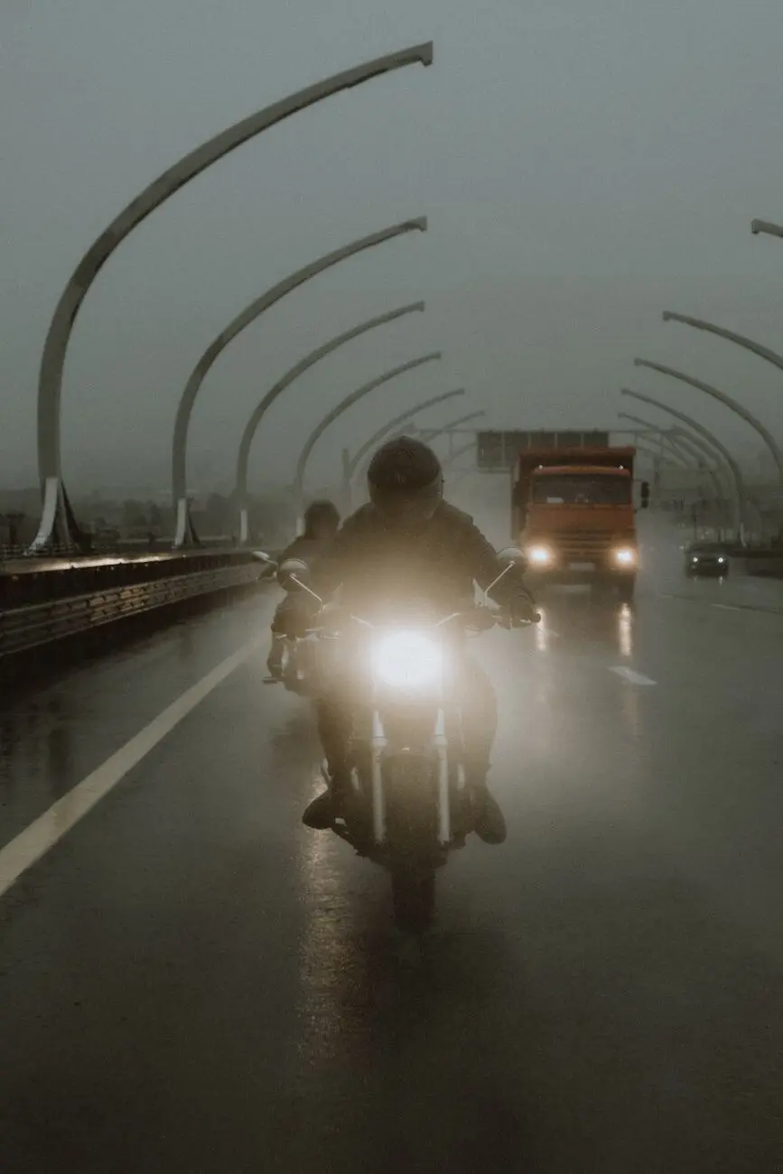示意图：雨中在快速路上行驶的摩托车（图库照片，Pexels，摄影 cottonbro studio，资料图，与本报道无关）
