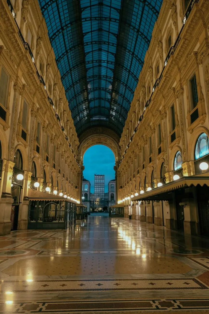 示意图：米兰埃马努埃莱二世长廊（Galleria Vittorio Emanuele II）夜景（图库照片，Pexels，摄影 Francesco Ungaro，资料图，非骚乱现场）