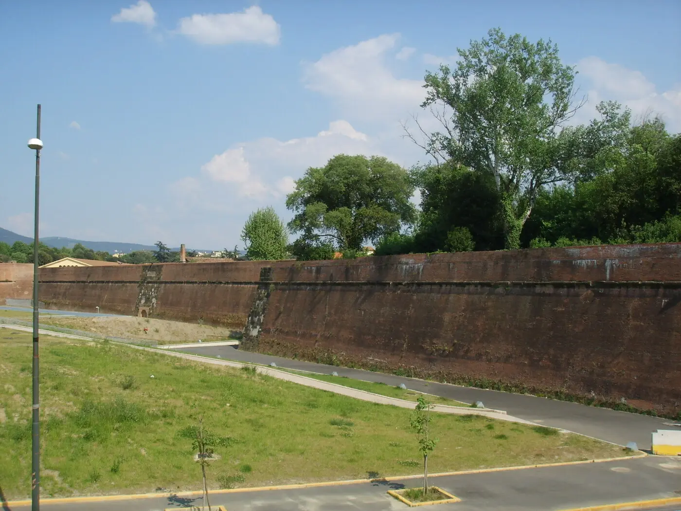 资料图:佛罗伦萨 Fortezza da Basso 城墙一带(图:sailko / Wikimedia Commons,CC BY 2.5,2007 年 4 月摄,非事发现场照片)
