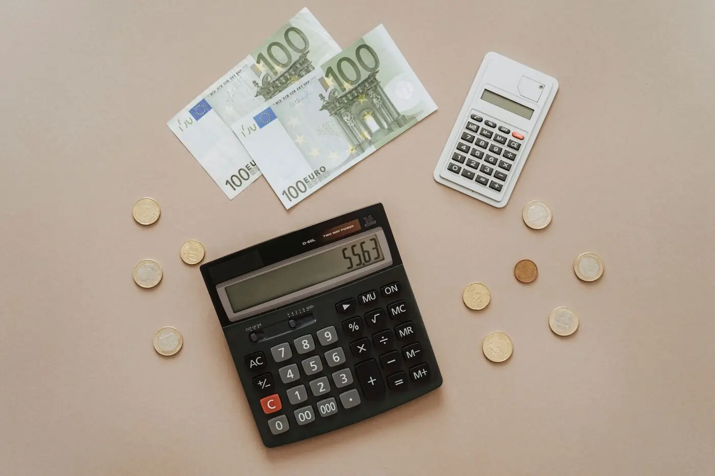示意图:计算器与欧元现金(图:olia danilevich / Pexels,图库照片,资料图)
