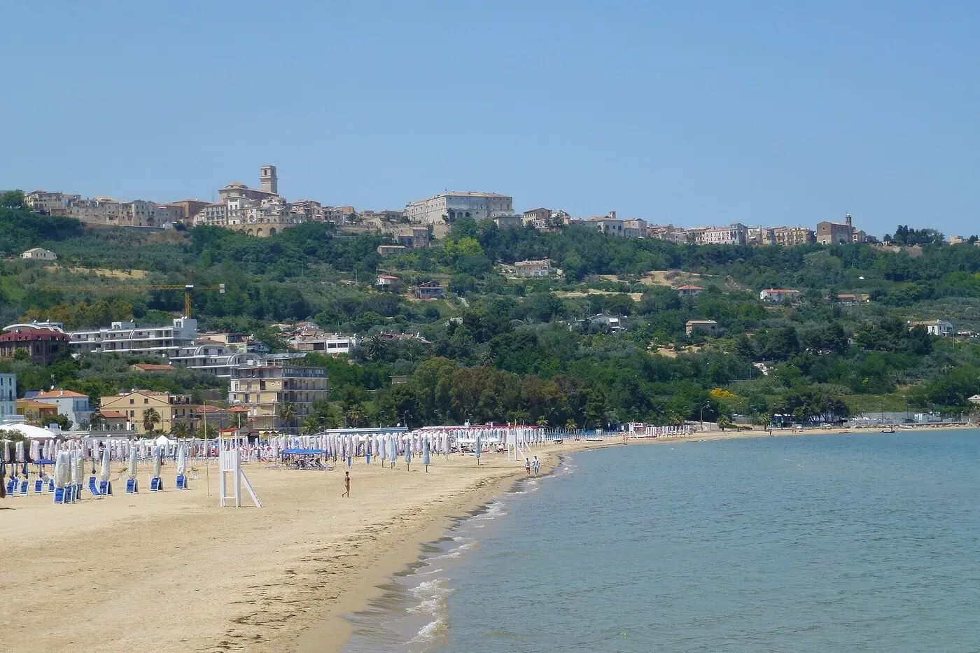 资料图(2012 年 5 月 30 日拍摄):夏季的瓦斯托滨海区(Vasto Marina)海滩,与本报道所涉事件无关。图:maury3001,CC BY 3.0,来自 Wikimedia Commons
