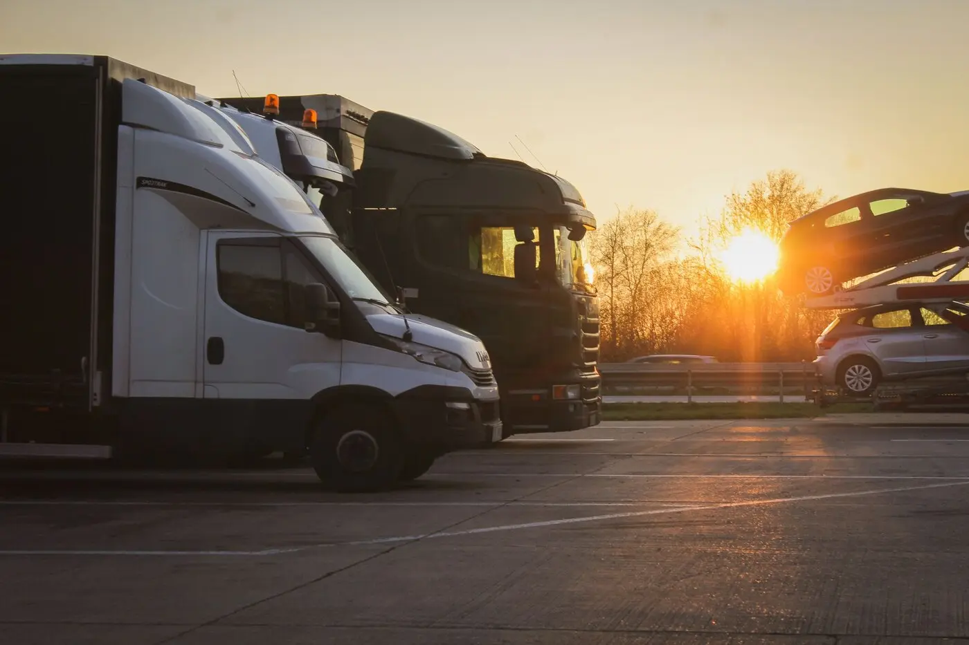 示意图:停车场里的货车(图:Malte Luk / Pexels,图库资料照片,与本报道所涉企业无关)