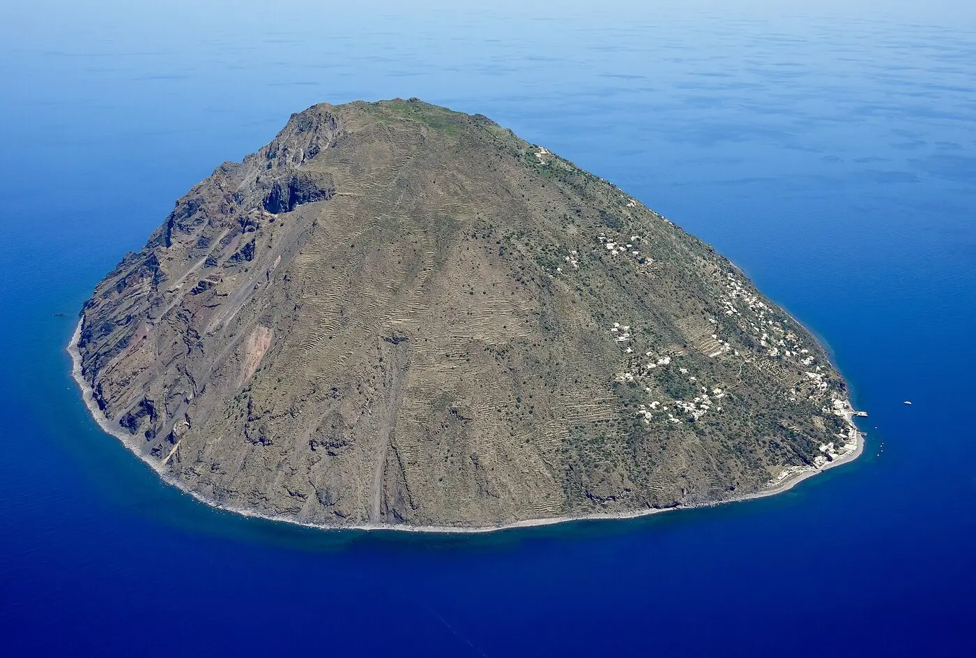埃奥利群岛中的阿利库迪岛航拍,本次最强地震震中位于该岛附近海域(图:Carsten Steger / CC BY-SA 4.0,2022 年 5 月 22 日摄,资料图)