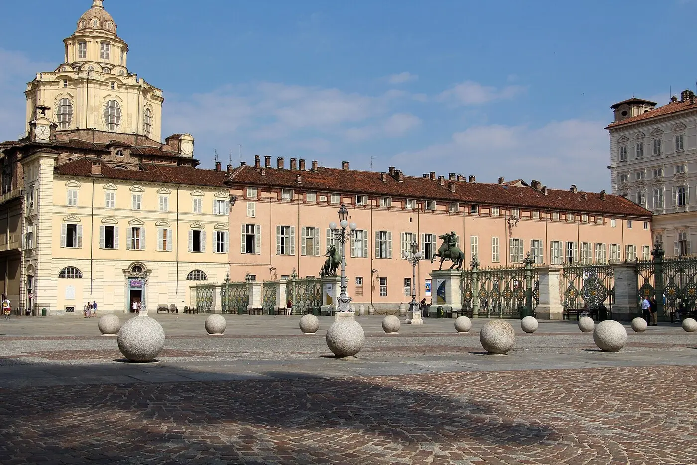 资料图:都灵城堡广场(piazza Castello),2017 年 8 月摄,非游行现场照片(图:Fred Romero / CC BY 2.0,Wikimedia Commons)