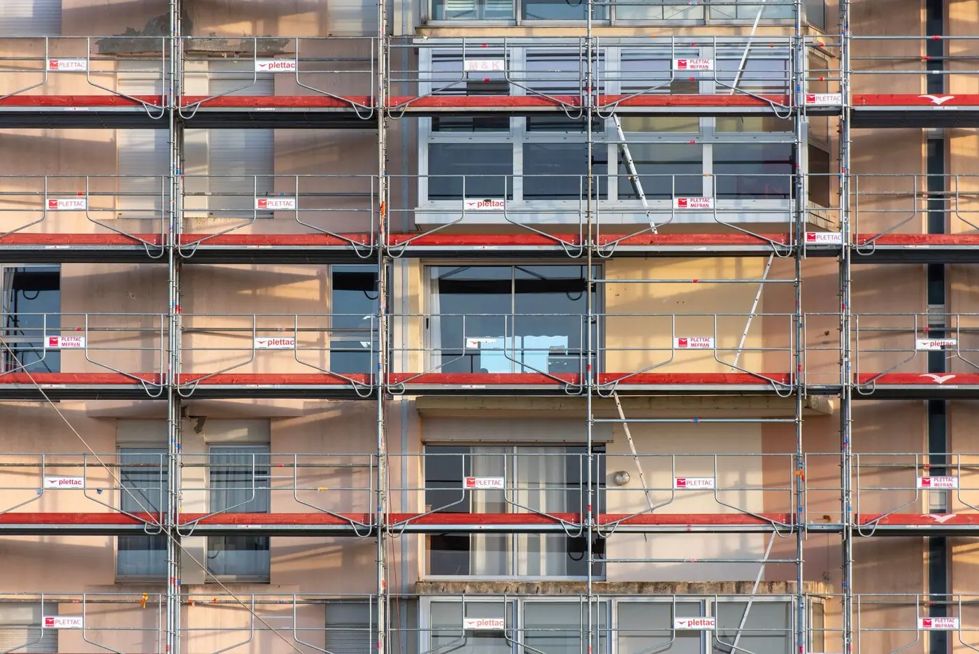 示意图:覆盖脚手架的建筑立面(图库照片,Pexels,摄影 Jan van der Wolf,非报道所涉工地)