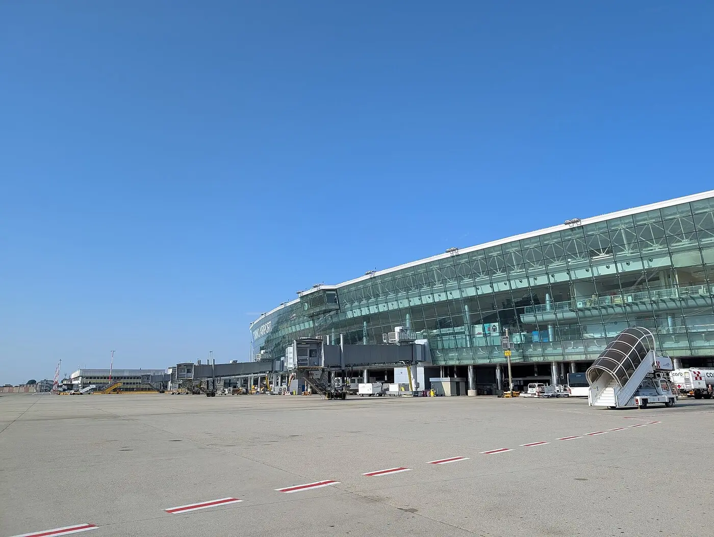 资料图：都灵卡塞莱机场航站楼，2026 年 7 月摄（图：EdoBoo / CC BY-SA 3.0，Wikimedia Commons）