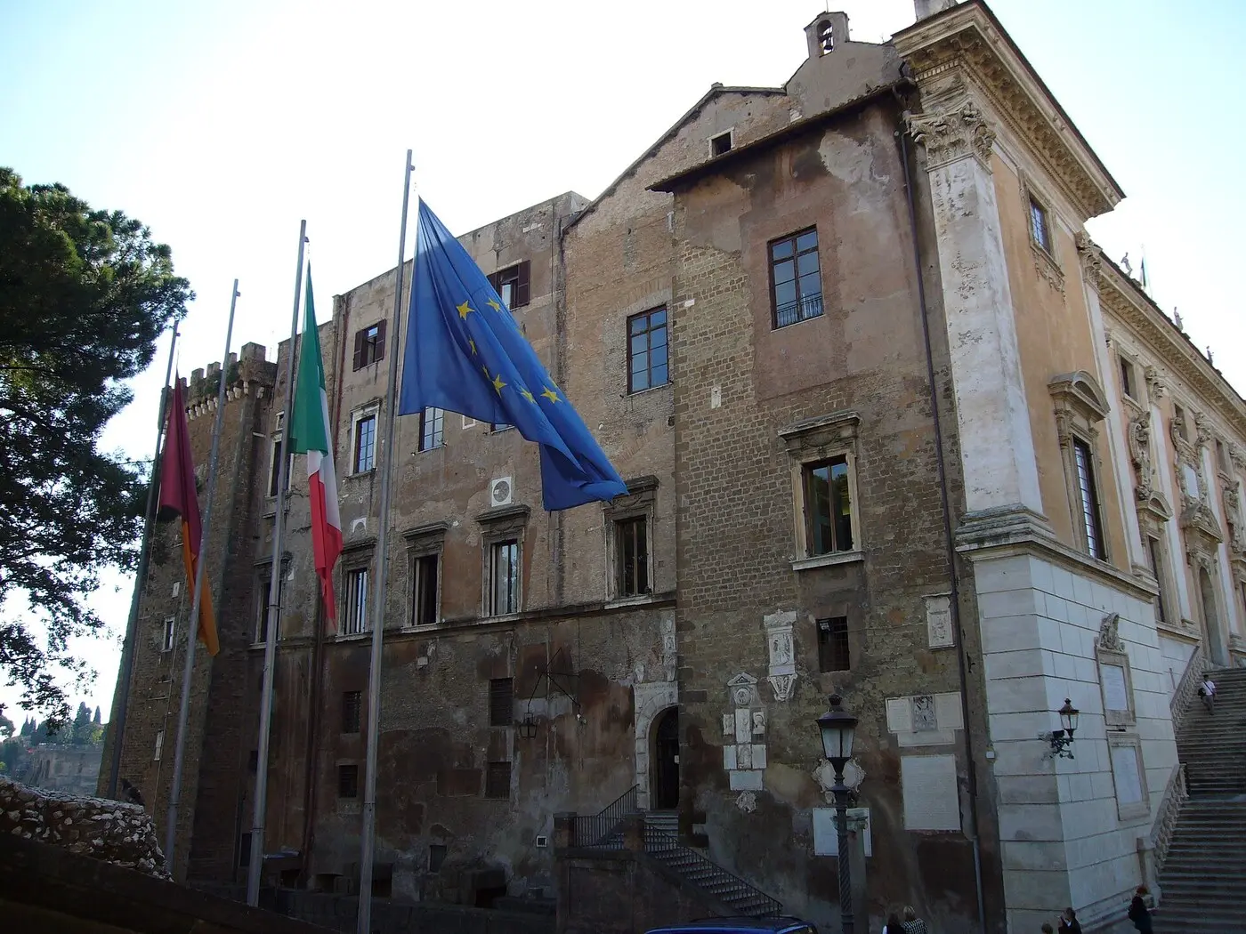 罗马市政府所在地、卡比托利欧山上的元老宫（Palazzo Senatorio）侧面，摄于 2006 年（图：Lalupa / CC BY-SA 4.0，资料图）