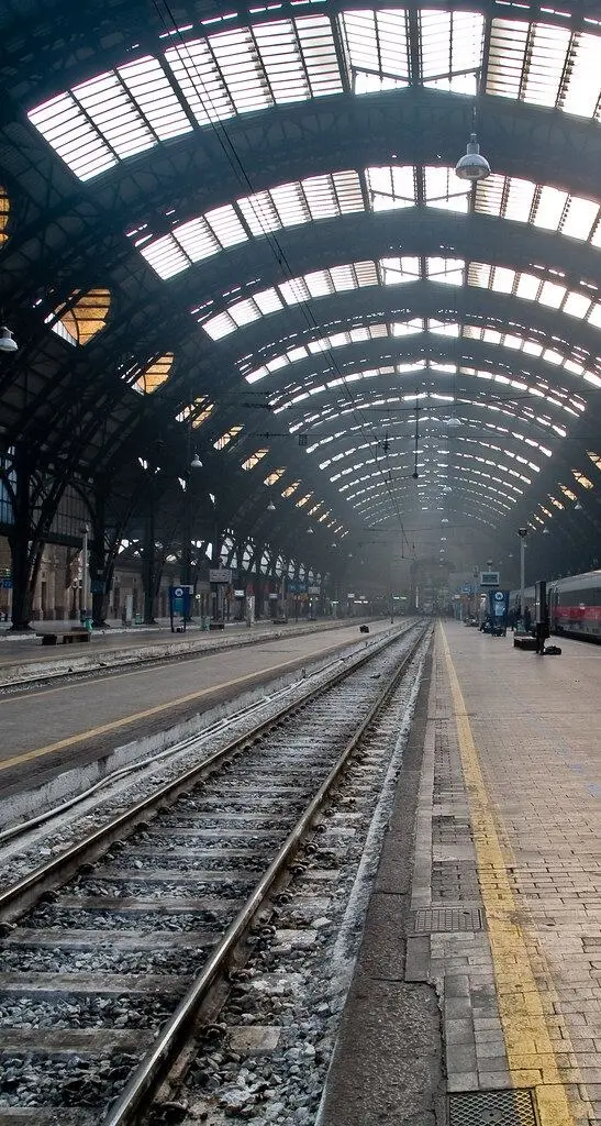 资料图:米兰中央车站(Milano Centrale)站台(图:micurs / Flickr,CC BY-SA 2.0,2009 年 2 月摄,非罢工当天照片)