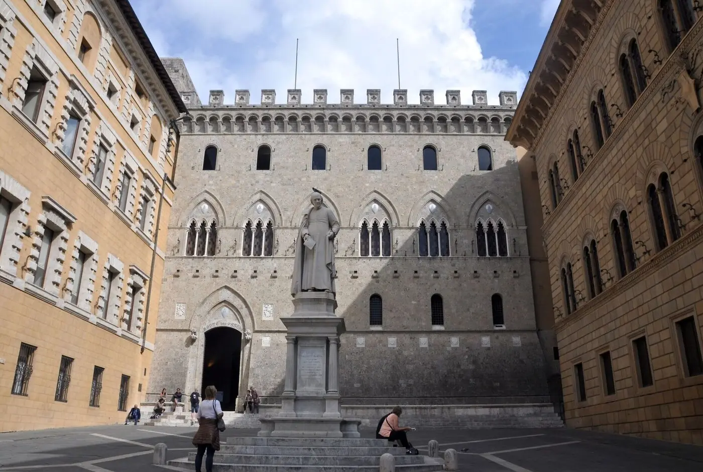 Intesa Sanpaolo 收购锡耶纳银行(Mps)获欧