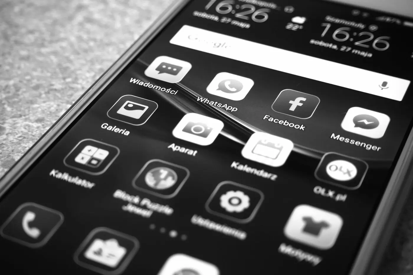 示意图:手机屏幕上的 WhatsApp、Facebook 等应用图标(图库照片,摄影:Mateusz Dach / Pexels,资料图)