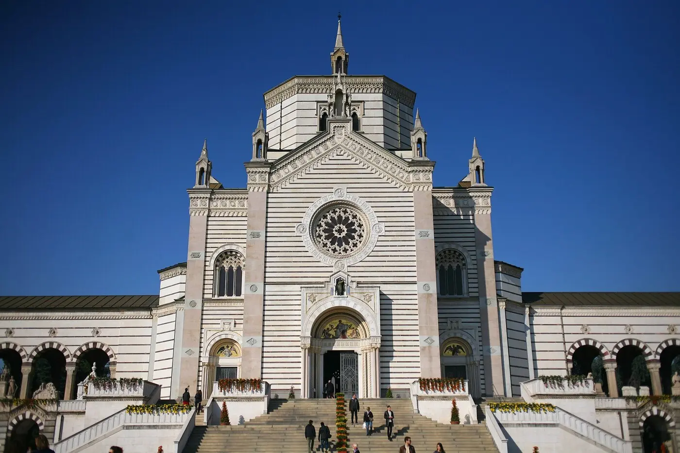 米兰纪念公墓(Cimitero Monumentale)正门(图:Paolobon140 / CC BY-SA 4.0,2015 年 11 月 1 日资料图)