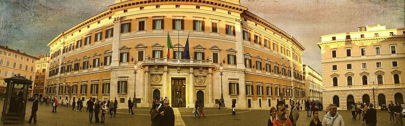 资料图：罗马众议院所在地蒙特奇托里奥宫（Palazzo Montecitorio），2014 年 10 月摄（图：Nick Kenrick / CC BY 2.0，经 Wikimedia Commons）
